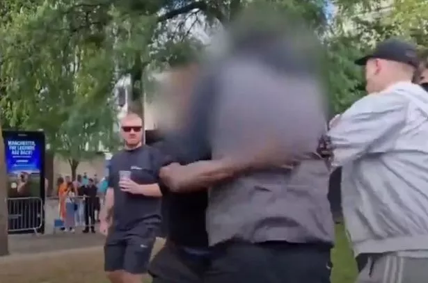在令人震惊的骚乱视频中,一名黑人男子被投掷围栏的暴徒拳打脚踢
