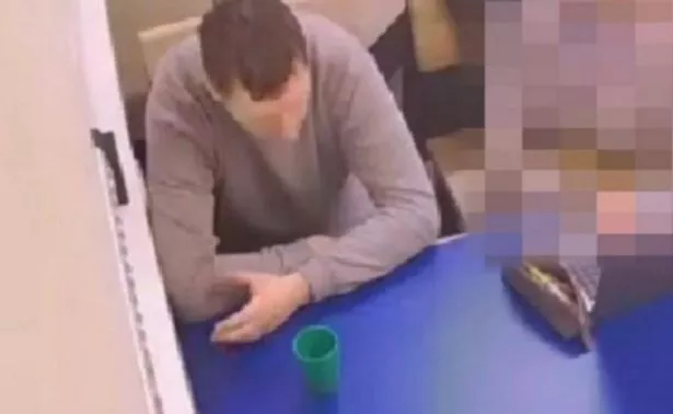 邪恶的继父在几个月的残酷折磨后将孩子摇死,这是一张邪恶的谎言网