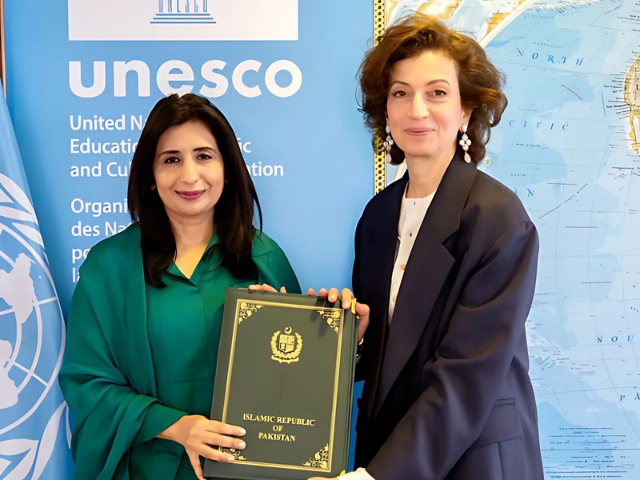 Mumtaz Zahra Baloch作为巴基斯坦的联合国教科文组织代表颁发证书