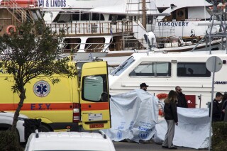 一艘载有移民的快艇在希腊罗德岛附近倾覆，造成8人死亡，18人获救