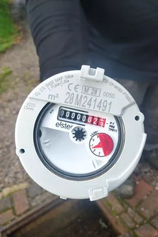 “水务公司不小心收了我们1.2万英镑的账单,还追了我们好几年。”