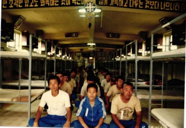 在“真正的鱿鱼游戏”-野蛮的兄弟家,数百人被折磨致死
